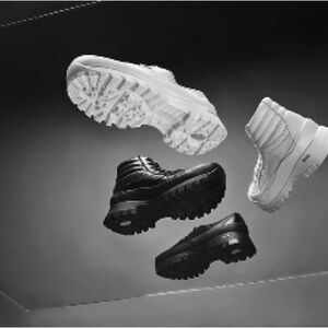 Limited Edition Authentic Lx x Vibram by Vans White/Black Athletic Sz 7